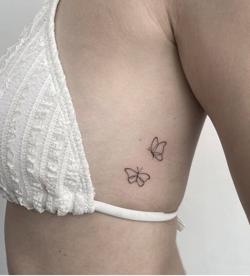 Minimalistische Schmetterlinge — Fineline Tattoo Idee von Noelle bei Electric07