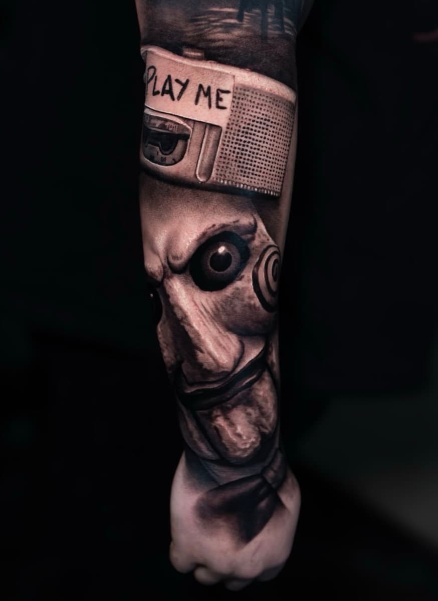 Saw Jigsaw Tattoo mit Play-Me Tonband — Horror Realismus Sleeve von Vali