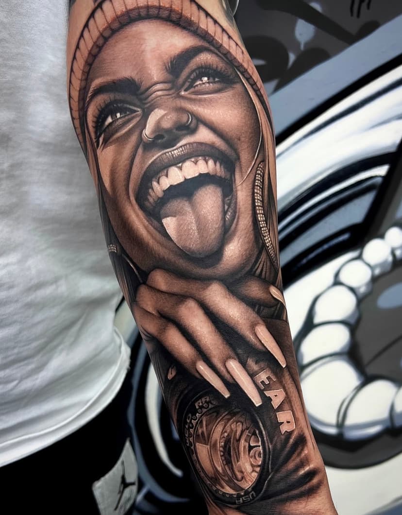 Portrait mit Uhr — Arm Tattoo Idee von Sissy bei Electric07