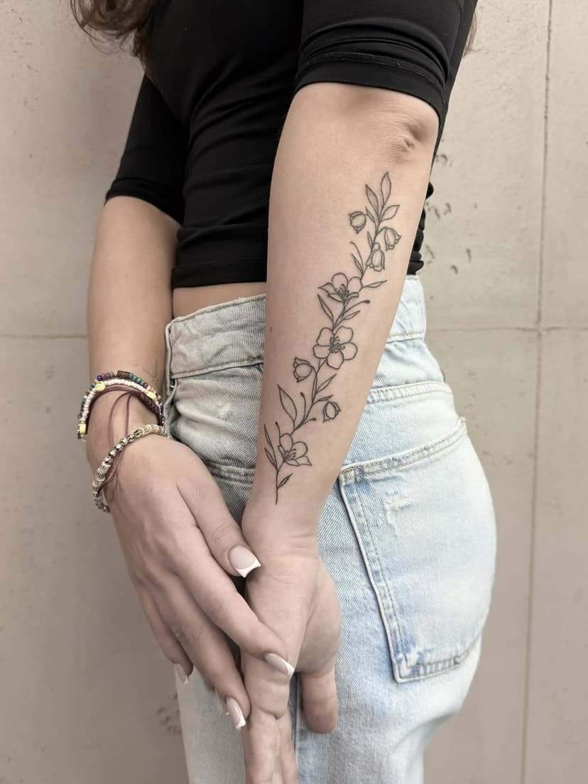 Blumenranke — Arm Tattoo Idee von Stephie bei Electric07