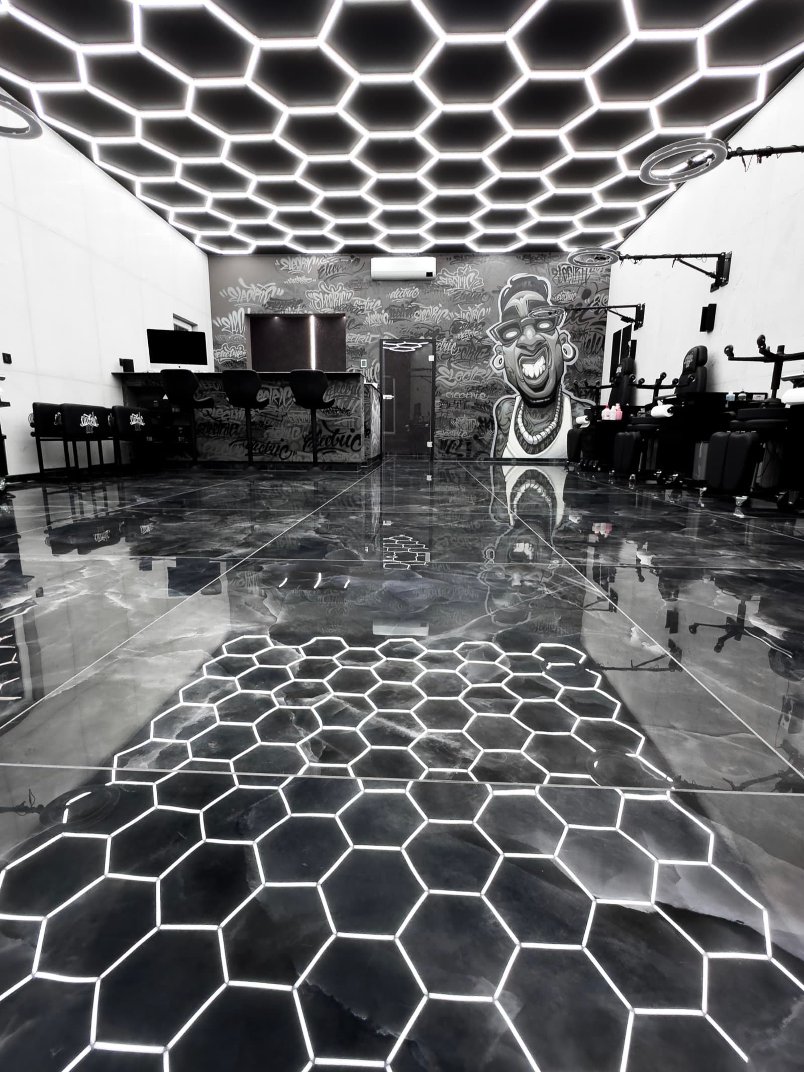 Electric07 Tattoo Studio Arbeitsplätze — 7 Plätze im Odenwald